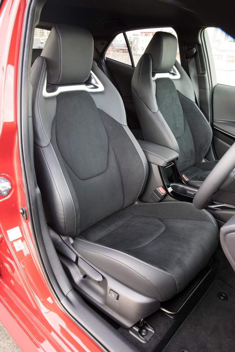 Интерьер Toyota Corolla ZR Hybrid 2018 года  (AU) (фото 4 из 30)